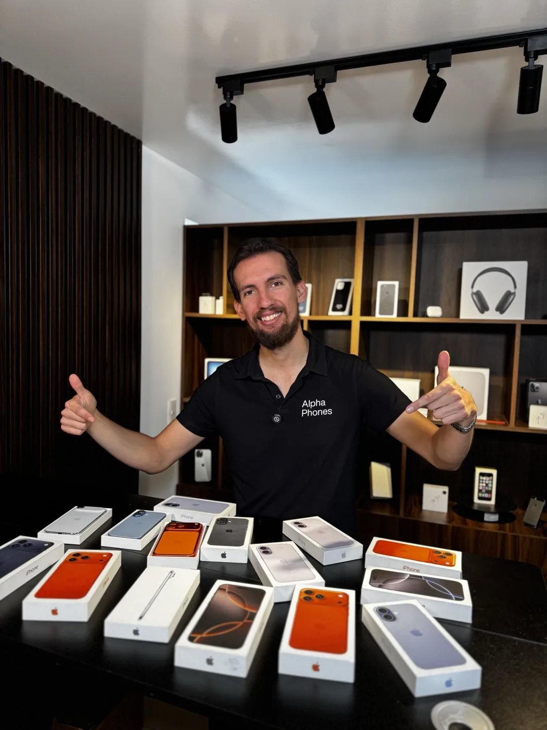 Cris con inventario completo de iPhones