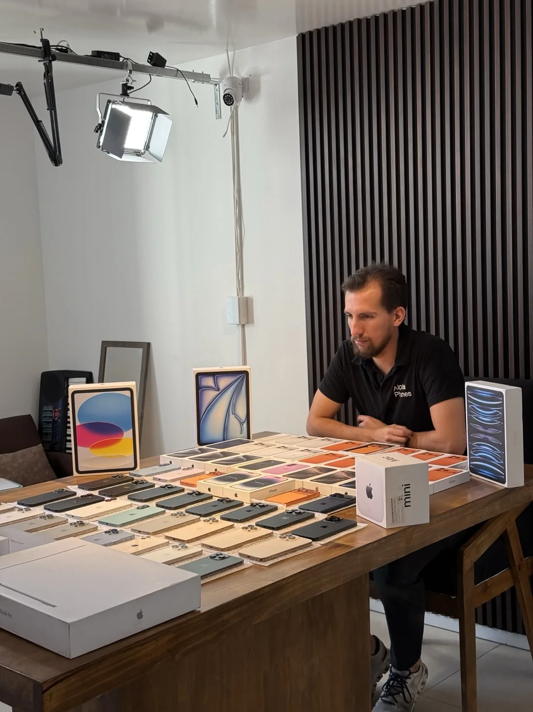 Cris organizando productos Apple