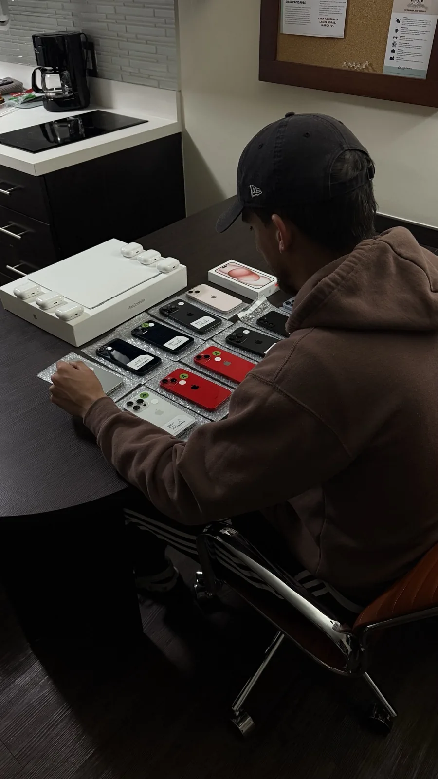 Cris empacando iPhones para envío