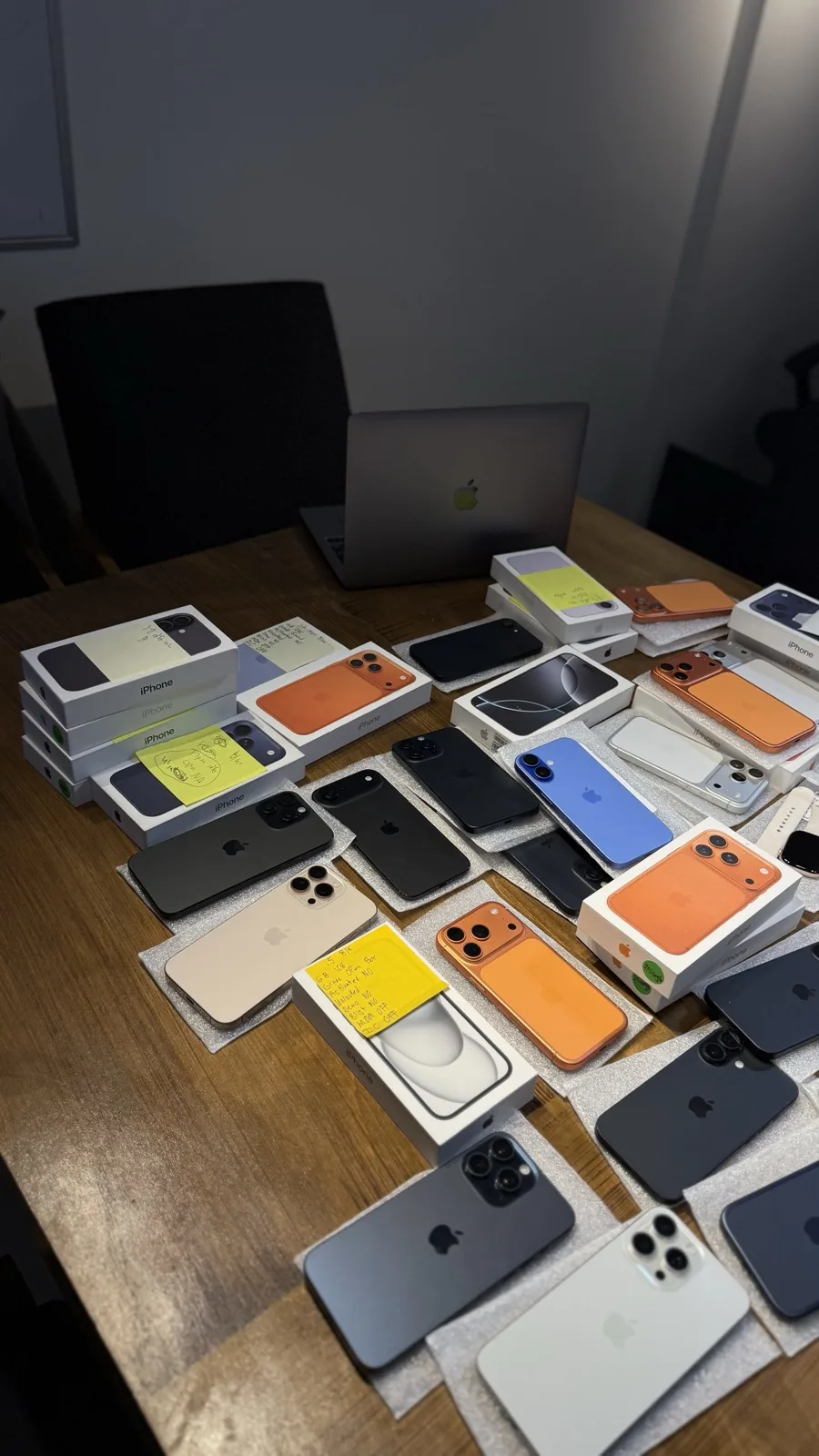 Mesa con múltiples iPhones desempacados